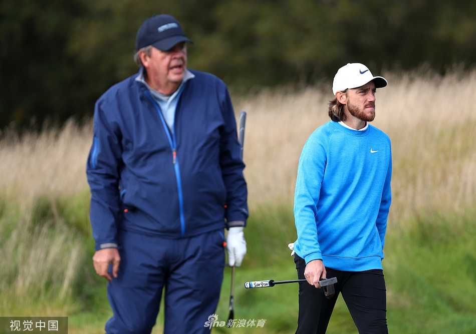 登喜路林克斯锦标赛的荣耀与欢笑 冠军维克多·佩雷兹在果岭边沉思,身后是圣安德鲁斯标志性的小镇天际线与广阔沙坑。