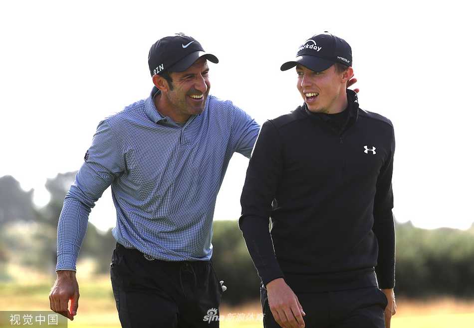 登喜路林克斯锦标赛的荣耀与欢笑 罗里·麦克罗伊与父亲在球道上并肩行走,父子二人的笑容在阳光下格外温暖。