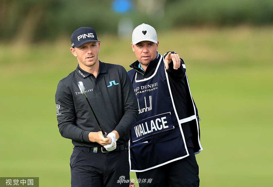 登喜路林克斯锦标赛的荣耀与欢笑 李昊桐与搭档张小龙在收官洞开怀大笑,享受高尔夫运动最纯粹的快乐瞬间。