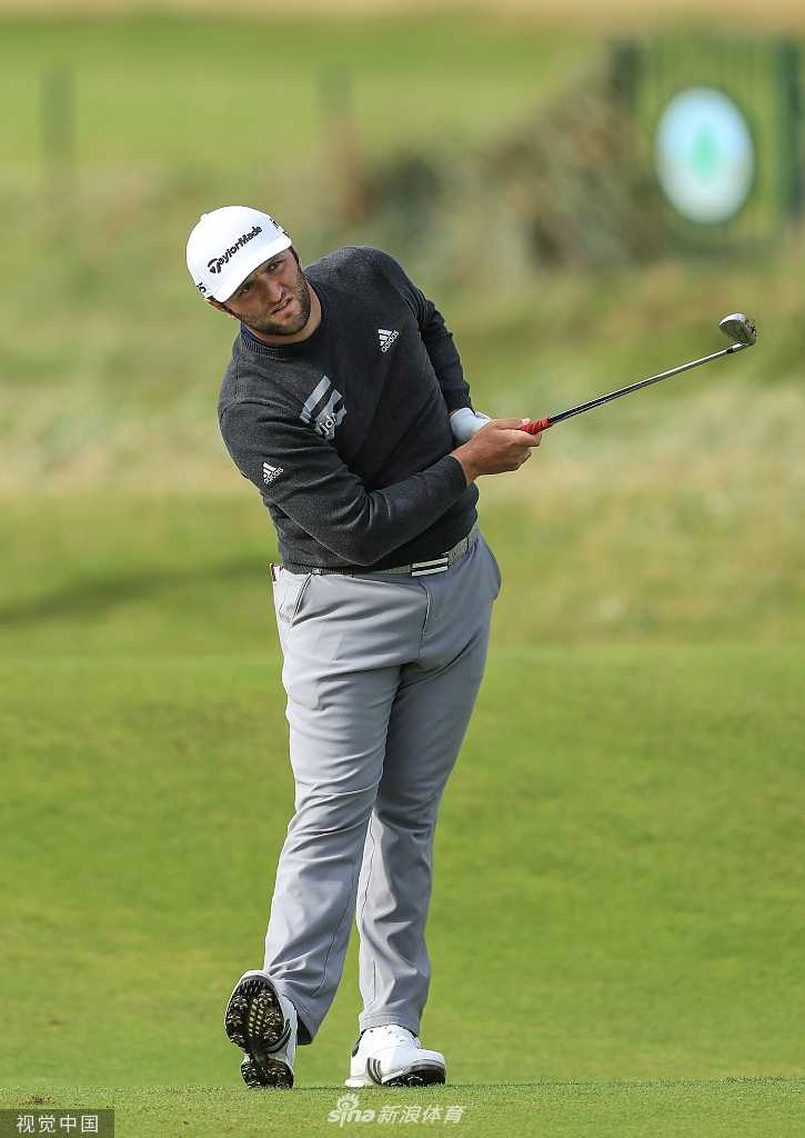 登喜路林克斯锦标赛的荣耀与欢笑 赛事嘉宾、葡萄牙足球传奇路易斯·菲戈潇洒挥杆,展现了跨界体育明星的高尔夫风采。