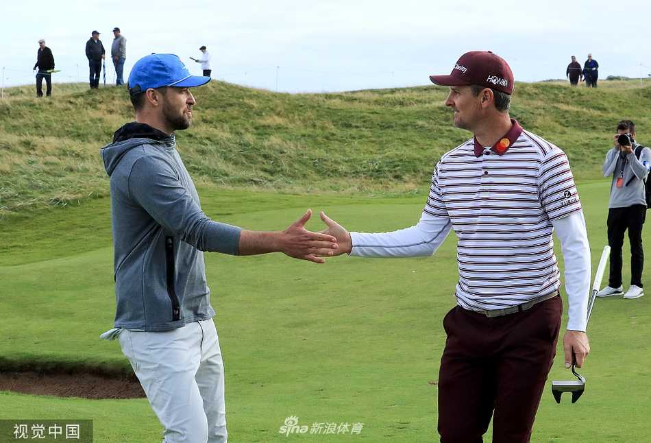 登喜路林克斯锦标赛的荣耀与欢笑 参赛球员在古老的石桥与建筑背景下击球,历史与现代在此刻交织。