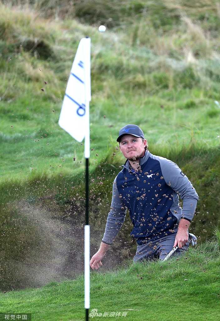 赛事颁奖典礼在圣安德鲁斯老球场举行，冠军高举奖杯，背景是见证无数荣耀的皇家古老高尔夫俱乐部会所。