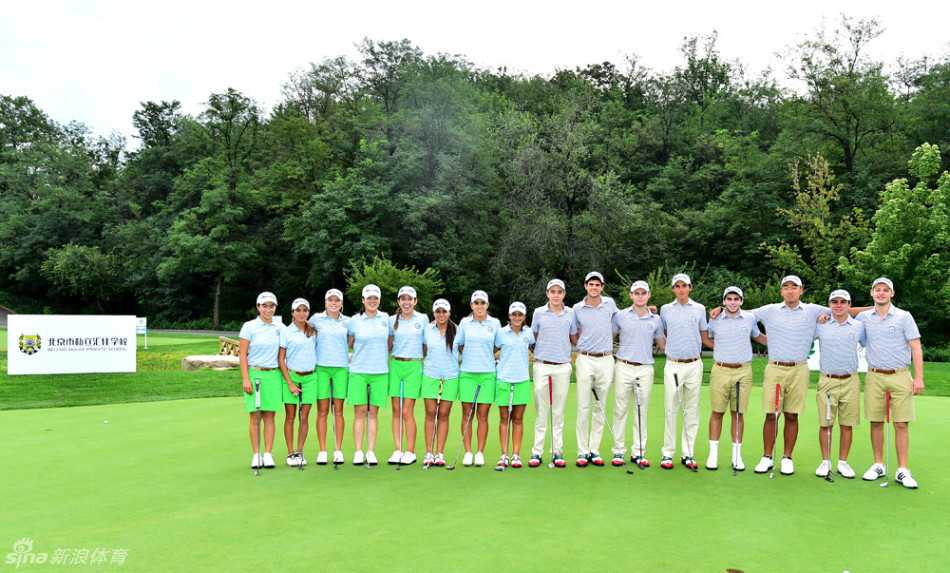 汇佳杯跨太平洋青少年高尔夫球手齐聚练习日掠影 美国与墨西哥两队选手并肩而立,色彩鲜明的队旗在风中飘扬,年轻的手紧紧握在一起