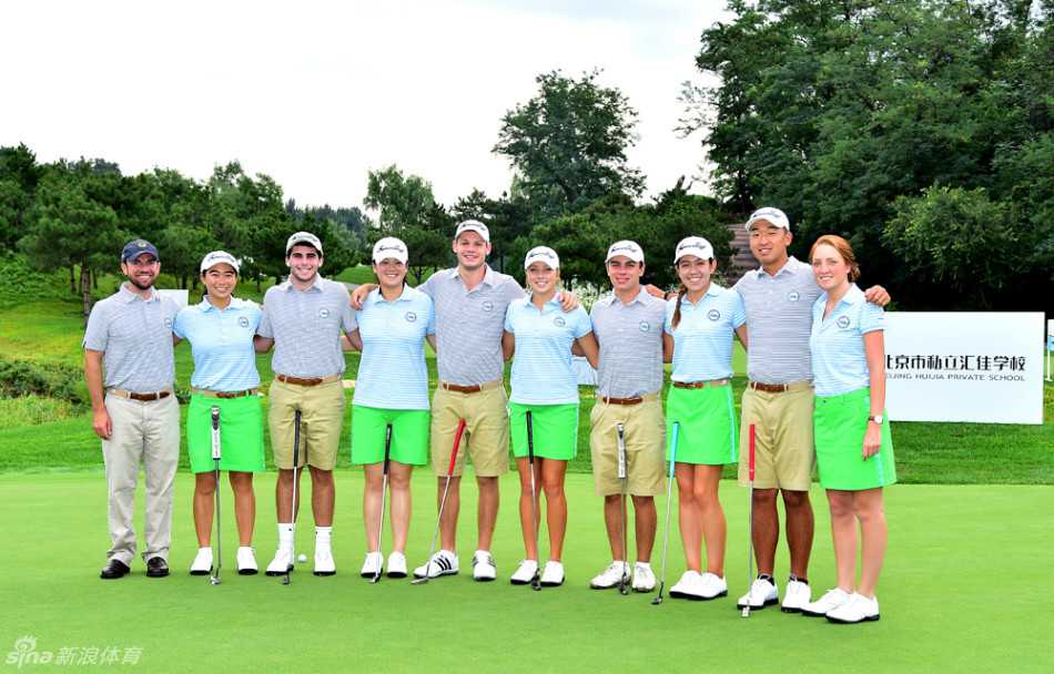 汇佳杯跨太平洋青少年高尔夫球手齐聚练习日掠影 美国队全体队员精神抖擞地并肩站立,蓝白相间的队服在绿茵场上格外醒目,年轻的面庞上洋溢着自信的笑容