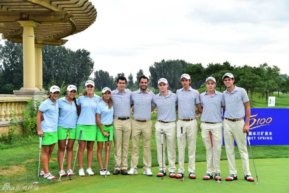 汇佳杯跨太平洋青少年高尔夫球手齐聚练习日掠影 墨西哥队少年球手们围聚在一起,深绿色队服与身后苍翠的球场融为一体,充满活力的眼神望向镜头