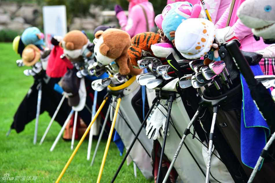 汇佳杯跨太平洋青少年高尔夫球手齐聚练习日掠影 中国女队队员们身着鲜艳红色队服,在练习场边整齐列队,阳光洒在她们充满朝气的脸庞上