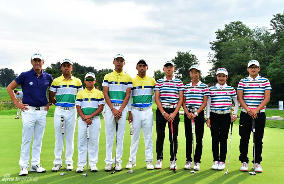 汇佳杯跨太平洋青少年高尔夫球手齐聚练习日掠影 中华台北女队选手们围成一圈,手搭着手做赛前鼓舞,马尾辫在微风中轻轻摆动