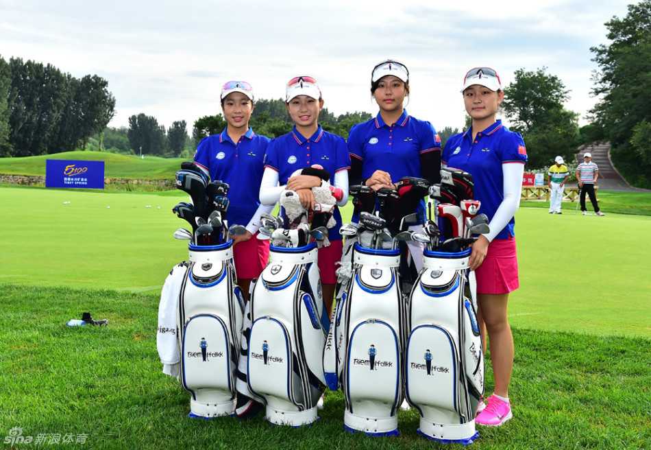 汇佳杯跨太平洋青少年高尔夫球手齐聚练习日掠影 中华台北队全体选手手持队旗站成一排,蓝白队服与青天白日满地红旗帜相映成辉