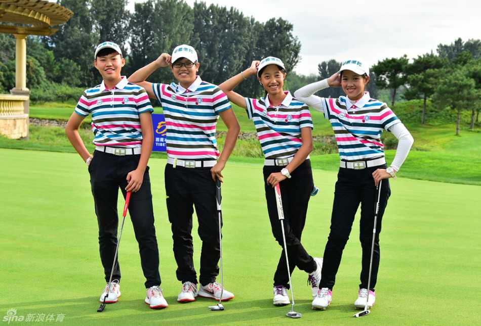 汇佳杯跨太平洋青少年高尔夫球手齐聚练习日掠影 2015汇佳杯赛事标志在练习场入口处醒目矗立,迎接来自太平洋两岸的年轻高尔夫球手