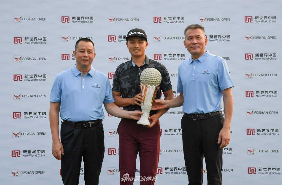 白政恺创历史夺佛山公开赛冠军中国高尔夫迎欧挑赛首冠 白政恺在比赛中专注观察果岭走势,凝神准备关键一推