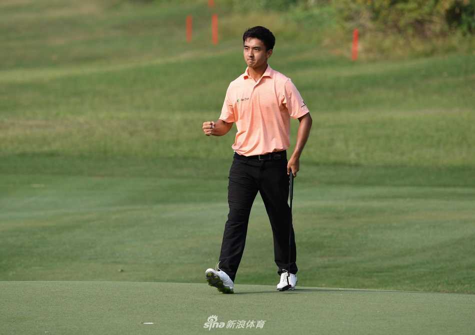 白政恺创历史夺佛山公开赛冠军中国高尔夫迎欧挑赛首冠 赛事的激烈竞争中,中外球员同组竞技,在球道上并肩前行