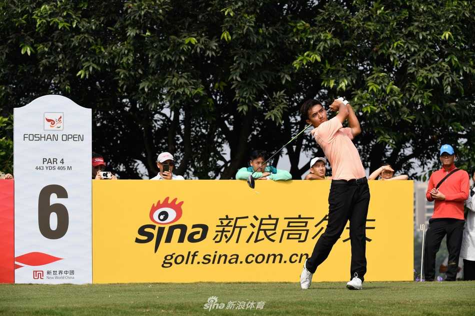 白政恺创历史夺佛山公开赛冠军中国高尔夫迎欧挑赛首冠 白政恺与赛事形象大使林希妤等嘉宾一同展示冠军奖杯广粤杯