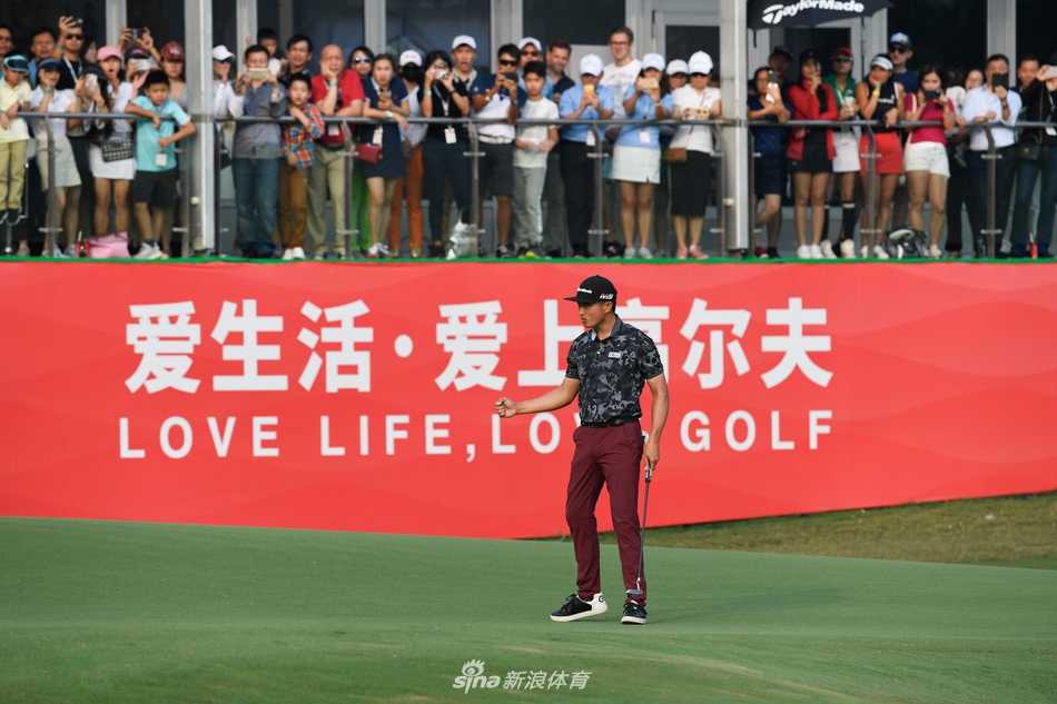 白政恺创历史夺佛山公开赛冠军中国高尔夫迎欧挑赛首冠 白政恺在颁奖典礼上高举冠军奖杯,面对观众席绽放灿烂笑容