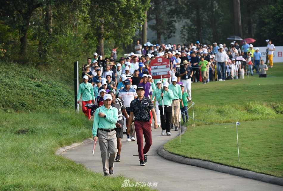 白政恺创历史夺佛山公开赛冠军中国高尔夫迎欧挑赛首冠 历史性一刻:白政恺同时捧起冠军广粤杯与最佳中国球员心连心杯