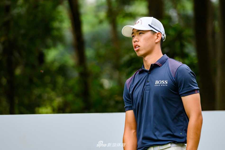 沃尔沃中国公开赛次轮战罢新星闪耀丁文一张蕙麟并列领先群雄 张蕙麟在赛场中稳健挥杆,姿态优雅从容彰显冠军底蕴