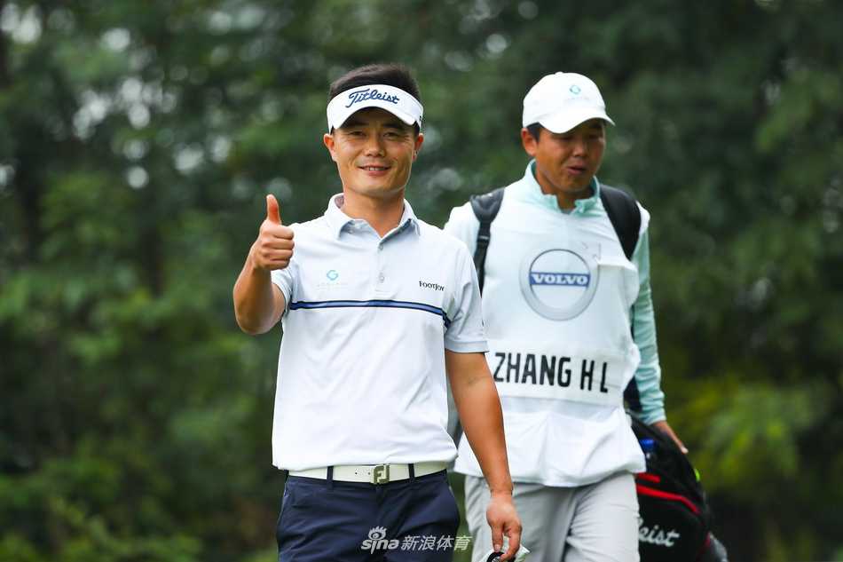 沃尔沃中国公开赛次轮战罢新星闪耀丁文一张蕙麟并列领先群雄 十六岁业余小将丁文一在果岭上专注推杆,眼神坚定尽显大将之风