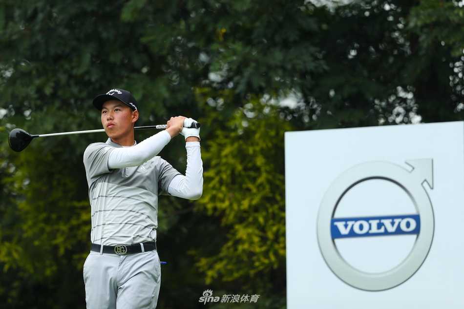 沃尔沃中国公开赛次轮战罢新星闪耀丁文一张蕙麟并列领先群雄 沃尔沃中国公开赛标志与冠军奖杯在阳光下熠熠生辉,静待新王加冕