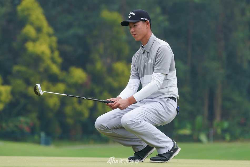 沃尔沃中国公开赛次轮战罢新星闪耀丁文一张蕙麟并列领先群雄 窦泽成在沙坑中处理困难球位,神情专注展现精湛救球技术