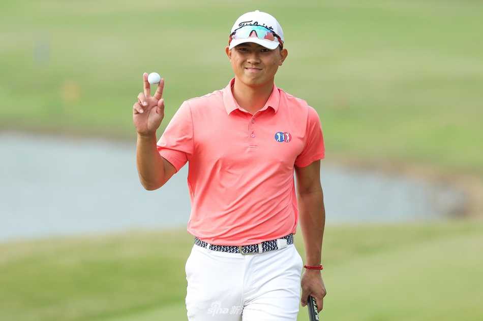 沃尔沃中国公开赛次轮战罢新星闪耀丁文一张蕙麟并列领先群雄 观众在绿茵场边驻足观赛,阳光洒下营造出悠闲而热烈的赛事氛围