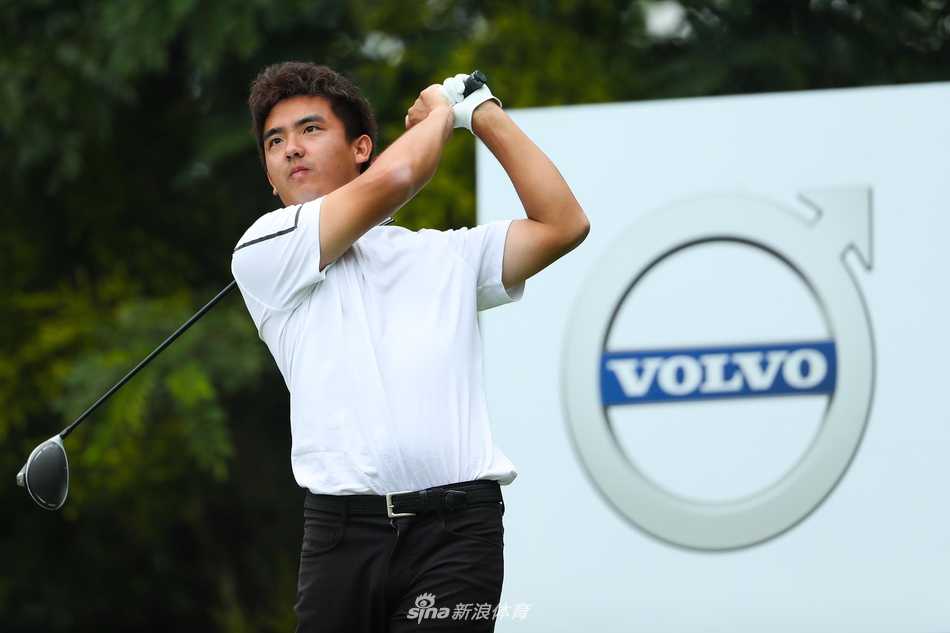 沃尔沃中国公开赛次轮战罢新星闪耀丁文一张蕙麟并列领先群雄 赛事传奇张连伟在球道上漫步,身影从容诠释坚守与热爱