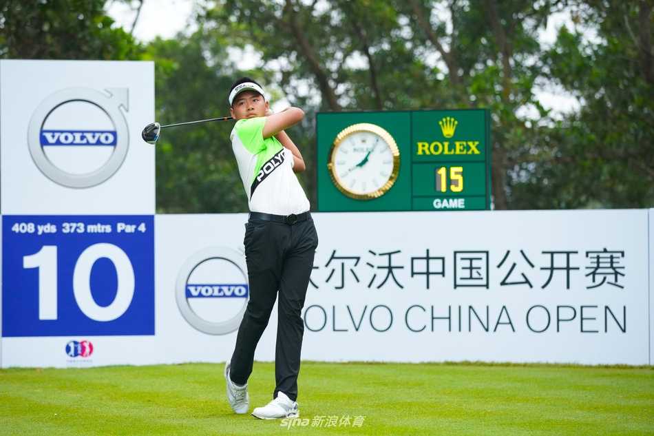 沃尔沃中国公开赛次轮战罢新星闪耀丁文一张蕙麟并列领先群雄 决赛轮颁奖典礼现场气氛热烈,冠军高举奖杯荣耀时刻万众瞩目