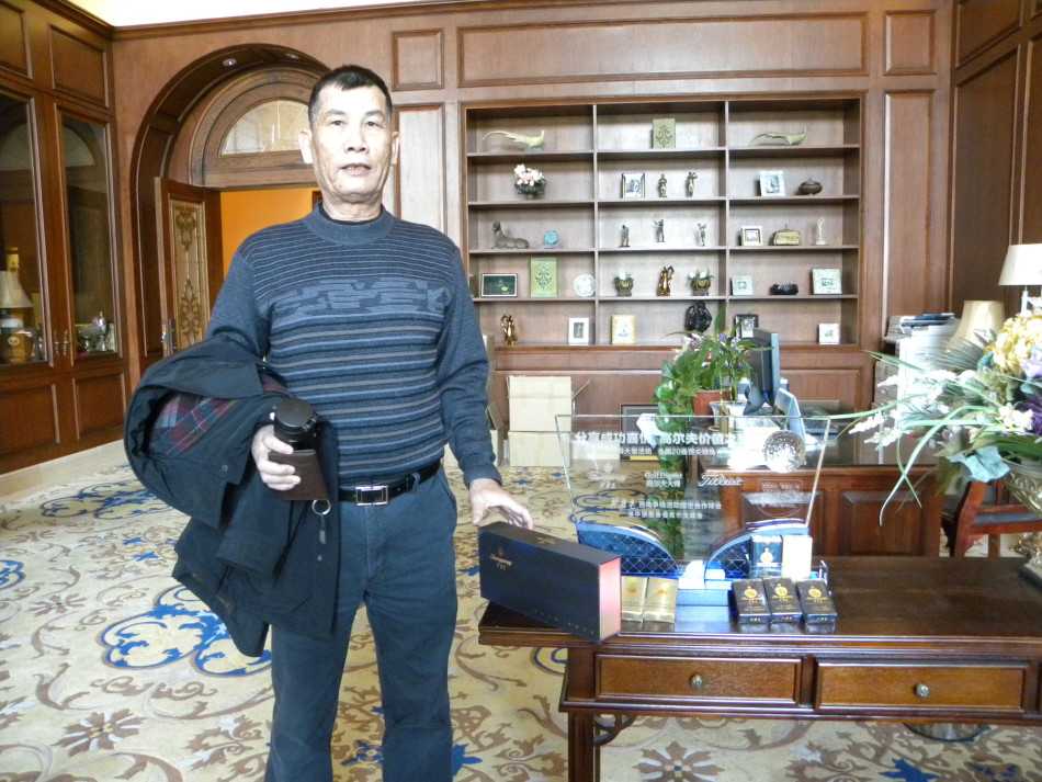 阳光下的高尔夫球特写，球上的花纹和光泽清晰可见，仿佛即将被击出