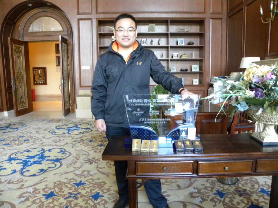 活动背景板前，一位球手正在潇洒挥杆，动作流畅而充满力量