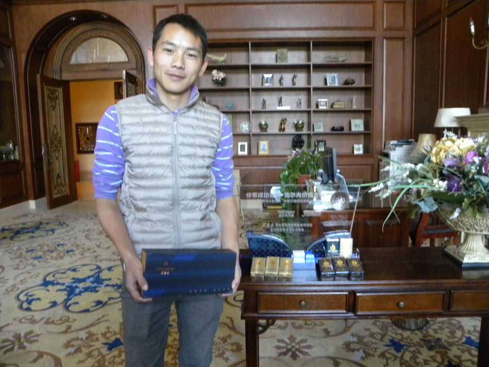 碧绿的高尔夫球道蜿蜒向前，两侧树木郁郁葱葱，天空湛蓝如洗