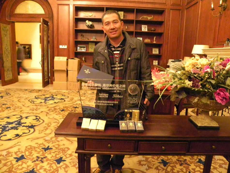 堆叠摆放的芙蓉王活动礼盒，包装精美，等待赠送给即将诞生的下一位‘抓鸟’高手