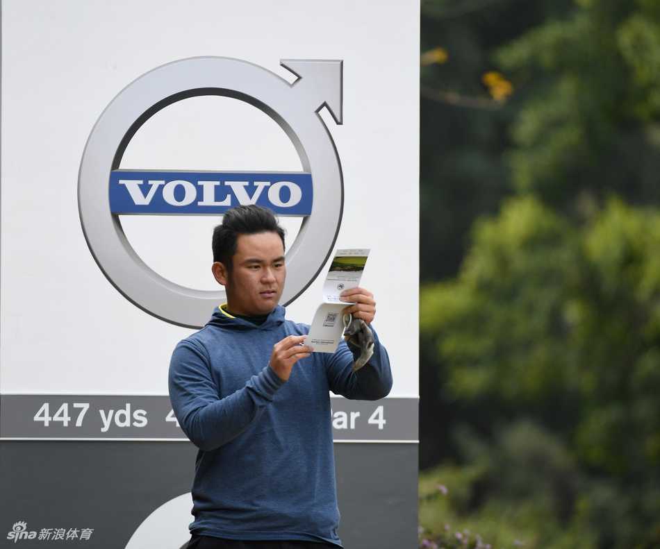 练习场上球员全力挥杆，白色小球划破长空飞向远方标靶