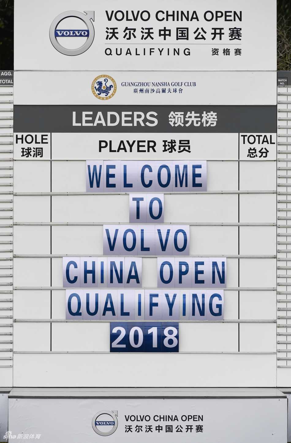 阳光洒在完美无瑕的果岭上，旗杆在微风中静静矗立，等待着球员的挑战