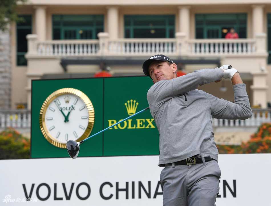 美国球手贝瑞-亨森正聚精会神地观察果岭起伏，分析推杆路线