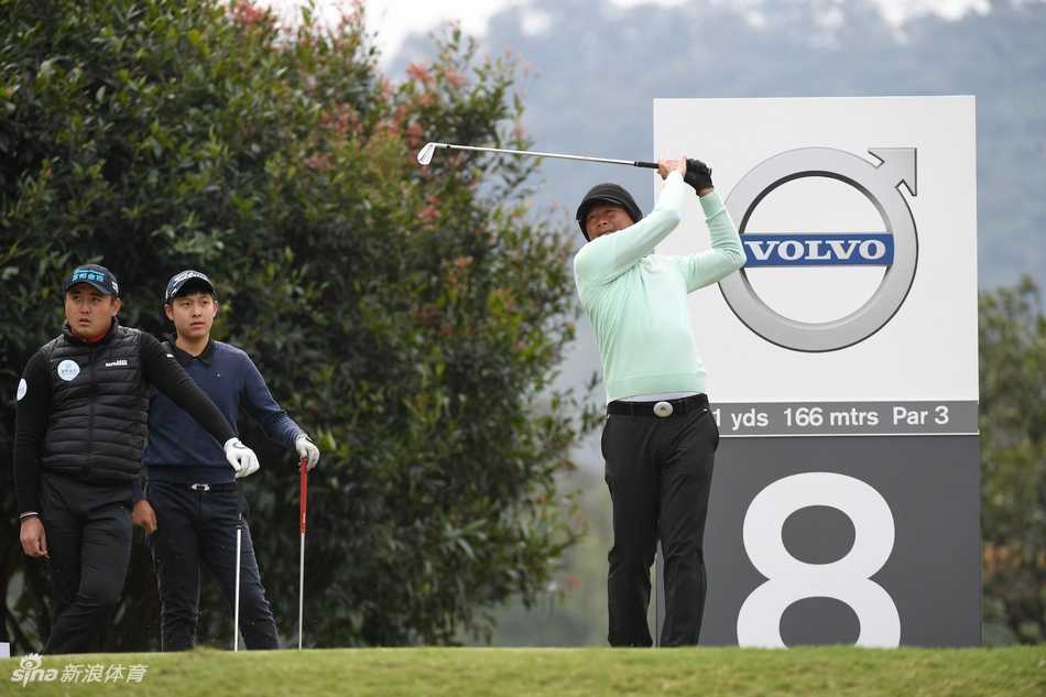 南沙球场宽阔的球道与宁静的湖泊交织，构成一幅挑战与美景并存的画卷