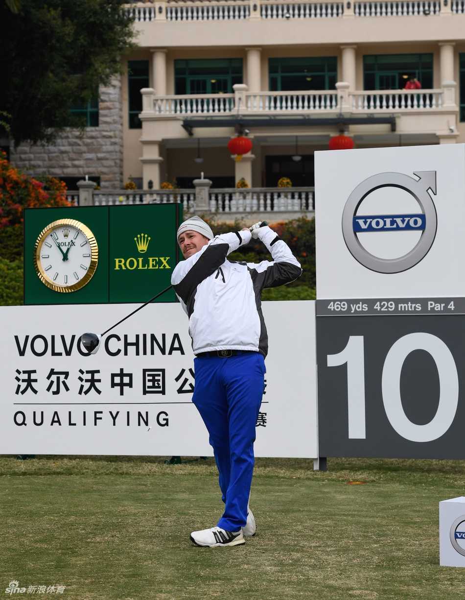 资深球童正在认真擦拭球杆，专注的神情体现出极高的专业素养