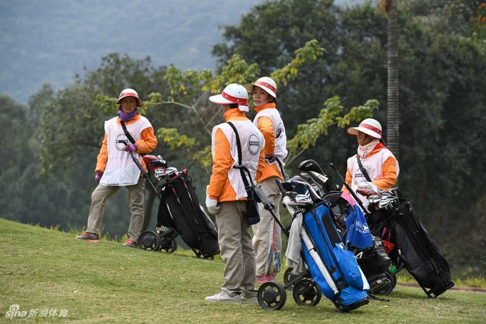 赛场工作人员进行最后检查，确保每一个细节都完美无缺