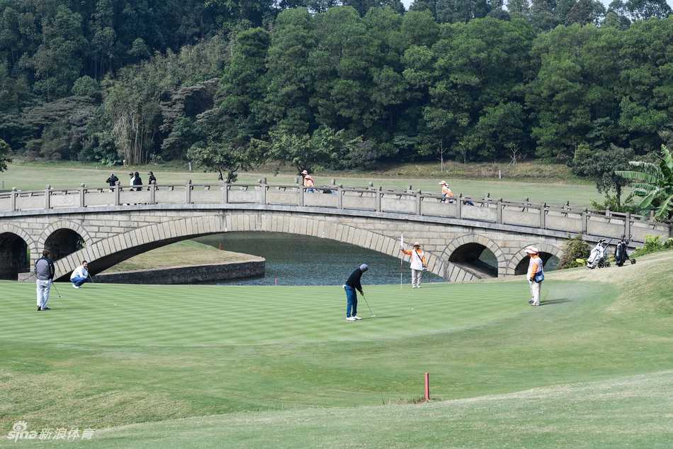 选手在沙坑中细心处理困难球位，沙粒飞扬间展现高超技巧