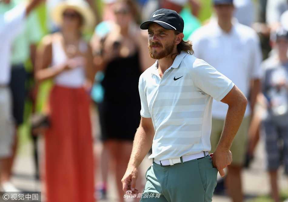 盖瑞古斯雨中闪耀阿比幽谷领先群雄,约翰逊后来居上终捧杯 罗伯特·盖瑞古斯在十三号洞果岭边审视线路,身后是被雨水浸润的翠绿球场