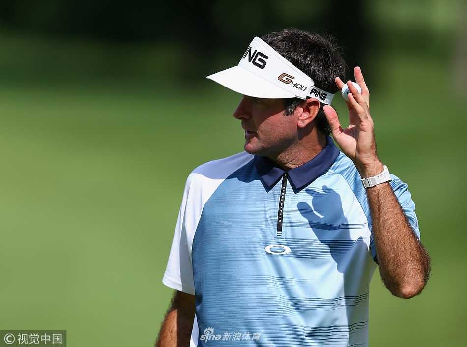 盖瑞古斯雨中闪耀阿比幽谷领先群雄,约翰逊后来居上终捧杯 达斯汀·约翰逊在决赛轮关键推杆后紧握拳头庆祝,表情专注而坚定