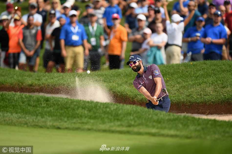 盖瑞古斯雨中闪耀阿比幽谷领先群雄,约翰逊后来居上终捧杯 约翰逊在第十八洞果岭举起加拿大公开赛冠军奖杯,周围观众爆发出热烈欢呼