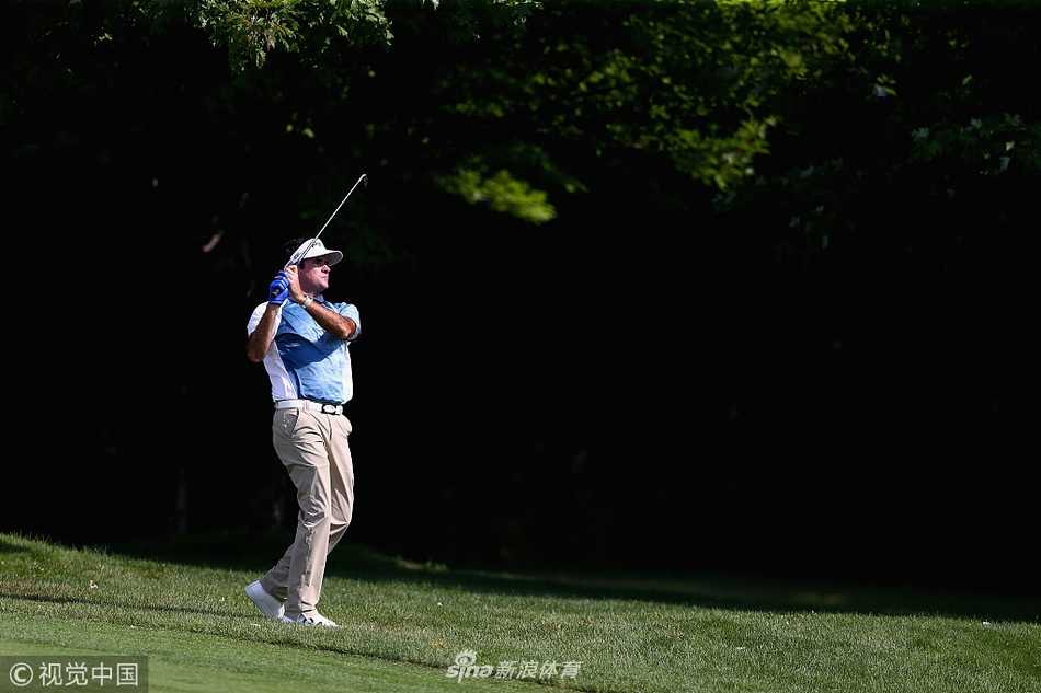 盖瑞古斯雨中闪耀阿比幽谷领先群雄,约翰逊后来居上终捧杯 颁奖仪式上,约翰逊与身着传统红色制服的赛事工作人员一同合影留念