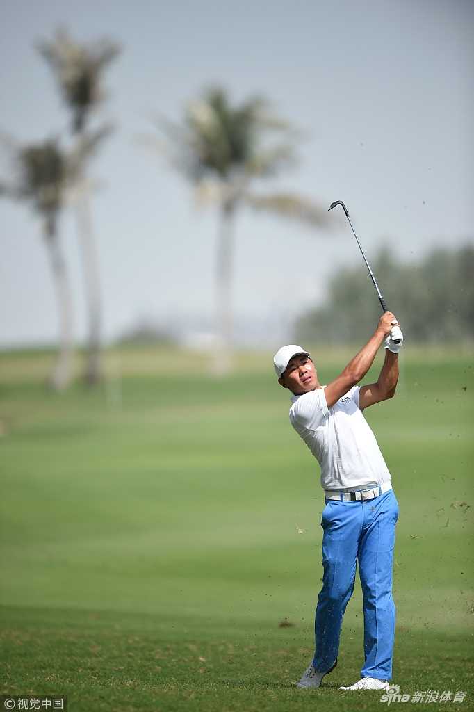 吴阿顺全神贯注，在烈日下挥杆，白色小球划破蓝天飞向果岭