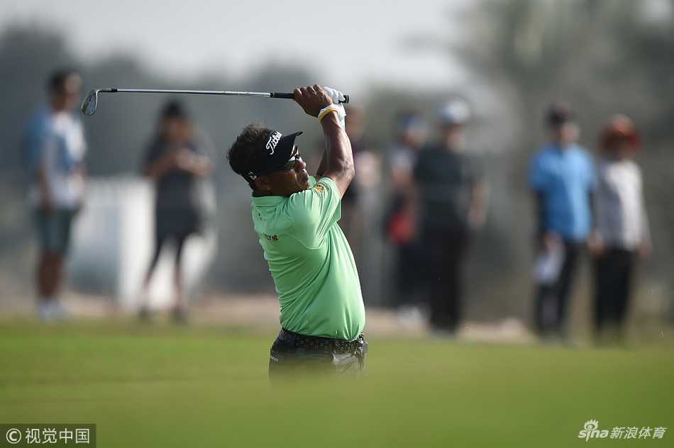 泰国名将通差·贾弟在球道上潇洒挥杆，动作流畅如教科书一般