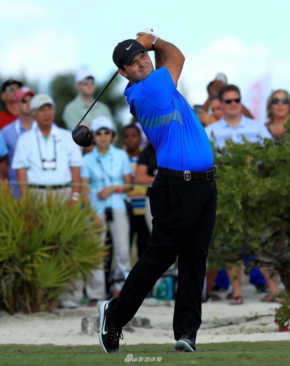 硬汉归来斯滕森巴哈马捧杯 伍兹主场作战位列第四 斯滕森深情亲吻英雄世界挑战赛冠军奖杯,笑容中尽是苦尽甘来的满足与喜悦