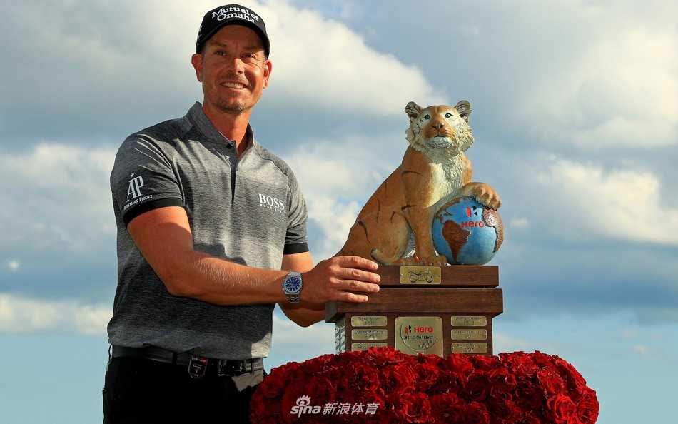 硬汉归来斯滕森巴哈马捧杯 伍兹主场作战位列第四 赛事东道主泰格·伍兹在决赛轮中认真观察果岭推杆线路,神情专注