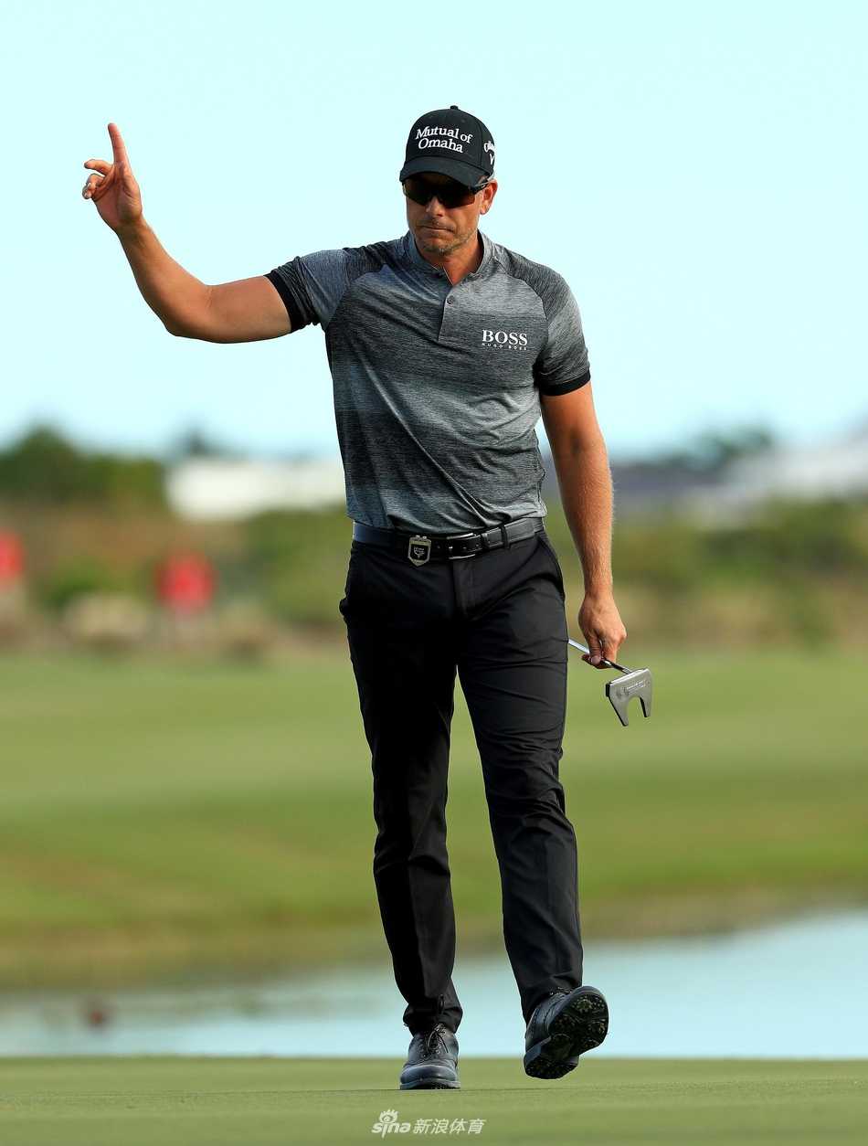 硬汉归来斯滕森巴哈马捧杯 伍兹主场作战位列第四 帕特里克·瑞德在巴哈马的海风中稳稳握杆,准备进行精准的铁杆击球