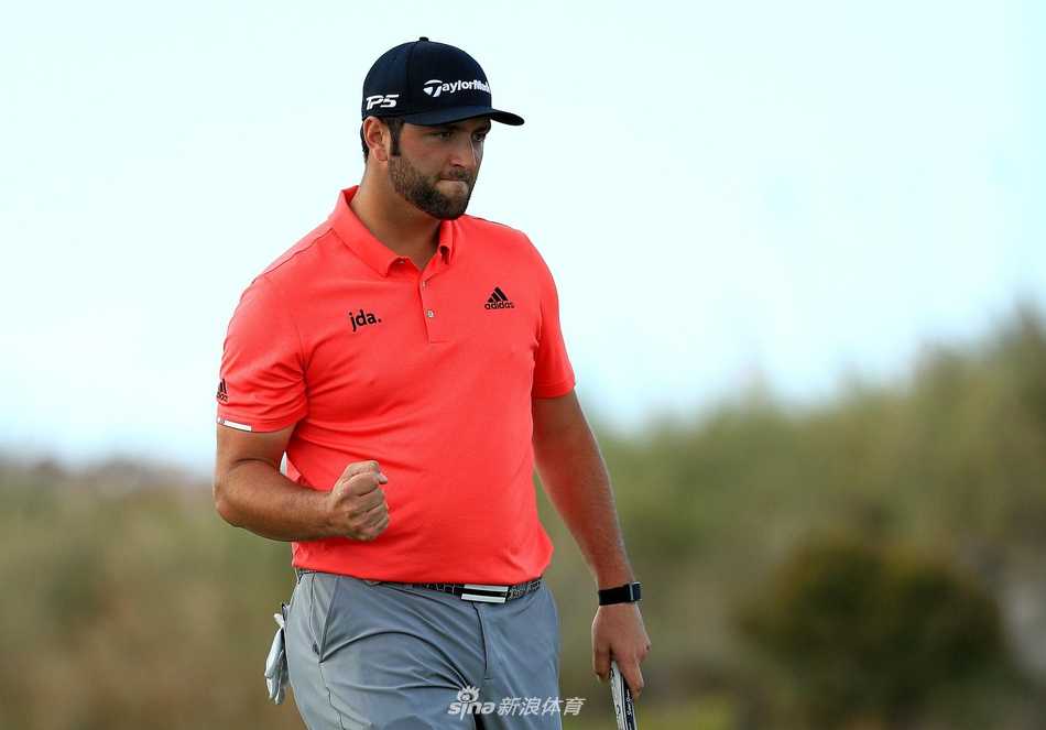 硬汉归来斯滕森巴哈马捧杯 伍兹主场作战位列第四 加里·伍德兰德开球后凝视小球飞行轨迹,远处是巴哈马阿尔巴尼球场湛蓝的水域障碍