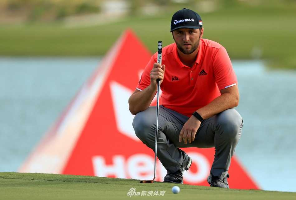 硬汉归来斯滕森巴哈马捧杯 伍兹主场作战位列第四 夕阳余晖下,英雄世界挑战赛的奖杯与巴哈马独特的沙滩景观交相辉映,静谧而辉煌