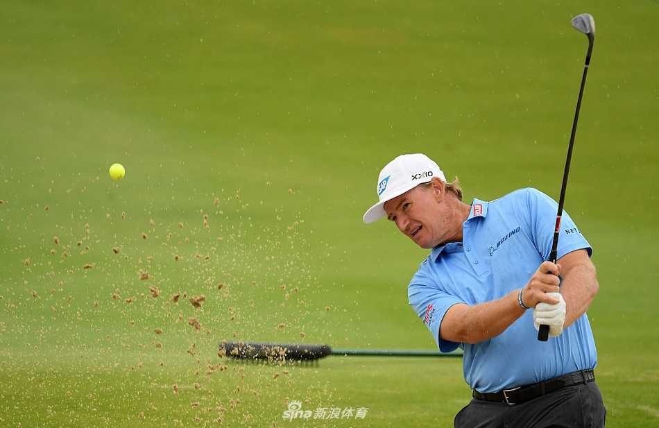 沙特国际赛风云激荡 高尔夫巨星沙场逐日 布赖森·德尚博全力开球,肌肉线条贲张,仿佛要将所有科学计算的力量在这一刻倾泻而出
