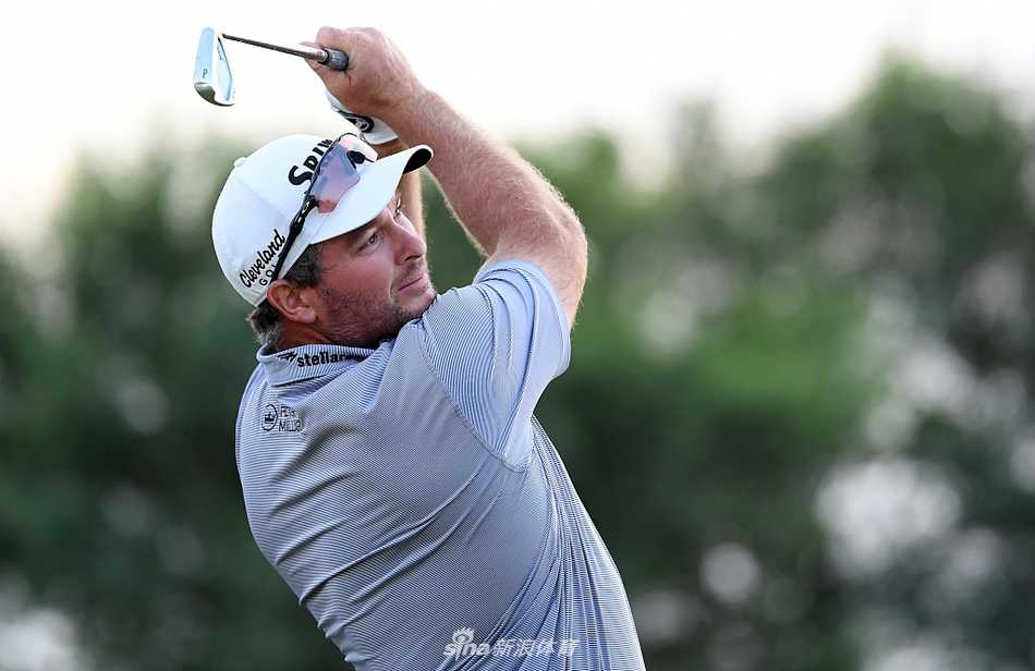 沙特国际赛风云激荡 高尔夫巨星沙场逐日 泰瑞尔·哈顿面对棘手球位蹙眉沉思,起伏的沙丘与稀疏的植被衬托出比赛环境的严峻