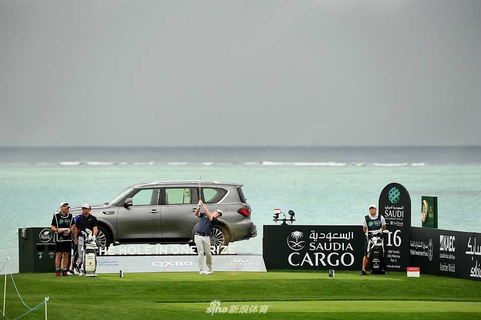 沙特国际赛风云激荡 高尔夫巨星沙场逐日 肖恩·劳瑞在沙坑中救球,沙粒飞扬瞬间勾勒出运动员全力以赴的动态之美